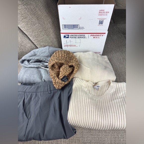Box With Clothes Brands Like Pretty Little Things, Wild Fable And Fashion Nova. - Picture 1 of 7